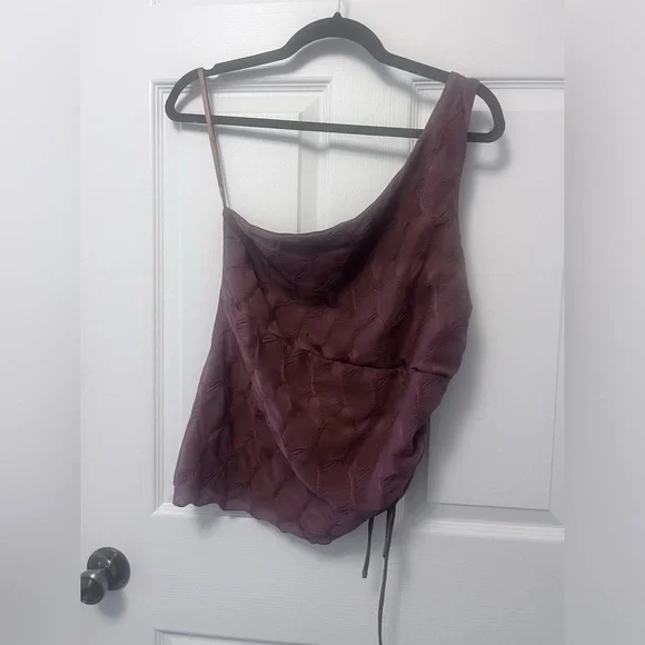 UO Remy Asymmetric One Shoulder Ruched Crop Top - Picture 4 of 8